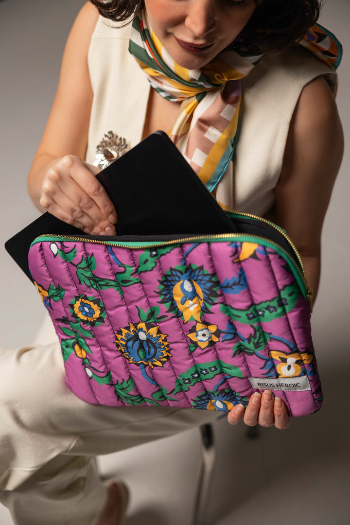 Lila Çiçek Desenli Laptop Kılıfı